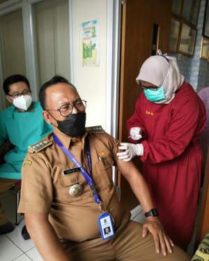 Camat Pakuhaji Disuntik Vaksin, Ga Usah Takut Ini Halal dan Baik
