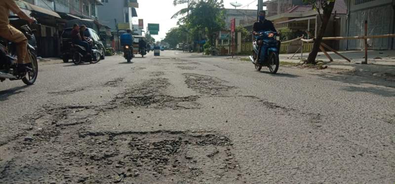 Jalan KF Tandean Tebing Tinggi Rusak Parah, Warga Resah