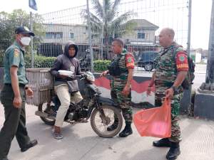 Jum'at Berkah, Koramil Balaraja Bagikan Nasi Kotak