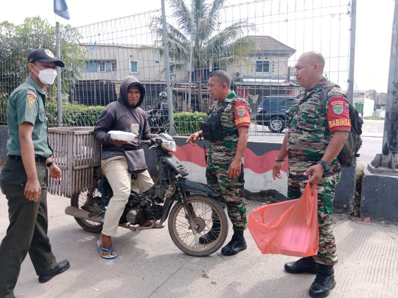 Jum'at Berkah, Koramil Balaraja Bagikan Nasi Kotak