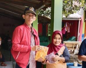 Momentum Bulan Maulid, Anggota DPRD Bagikan Kerudung Kepada Warga di Dapilnya