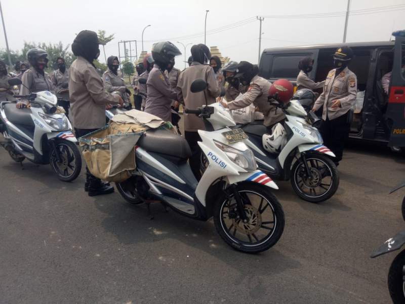 Hut Polwan Ke-73, Satuan Polwan Polres dan Pengurus Bhayangkari Serang Bagikan Sembako