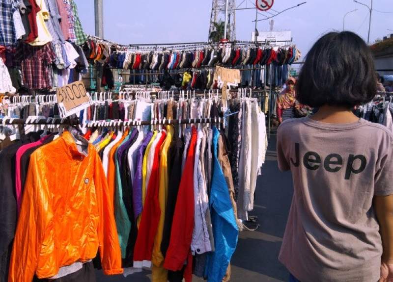 Ilustrasi lapak pakaian bekas.