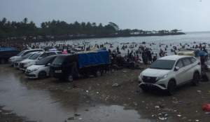 Pantai Anyer Diguyur Hujan Deras, Pengunjung Kucar Kacir