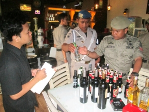 Razia Gabungan Sisir Peredaran Miras di Tangsel