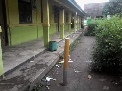 Tampak patok batas proyek jalan tol serang panimbang tertanam di halaman SDN Cilayangguha.(ft by Faiz)