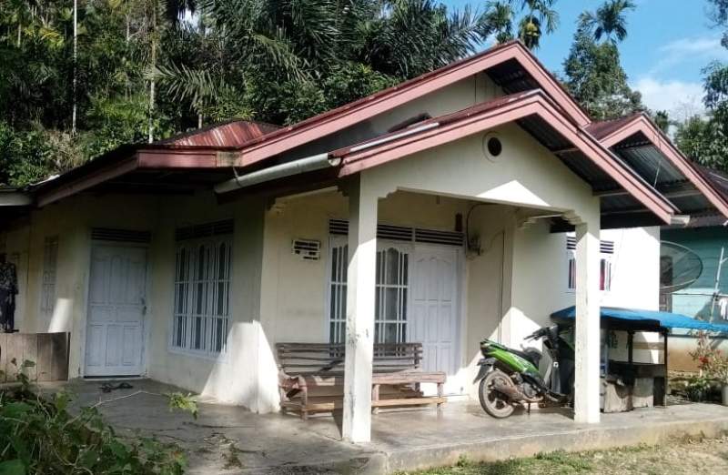 Rumah gedung di lebel sebagai warga miskin