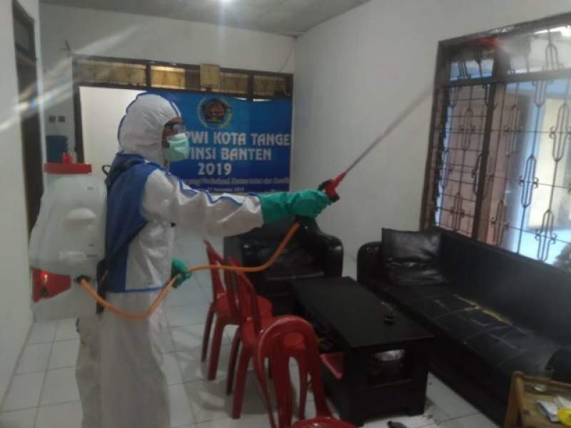 Cegah Corona, Sekretariat PWI Kota Tangerang Disemprot