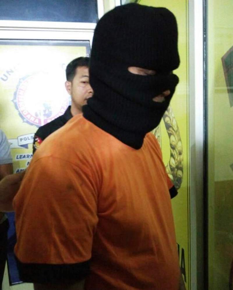 Pelaku  pencabulan anak kandung.