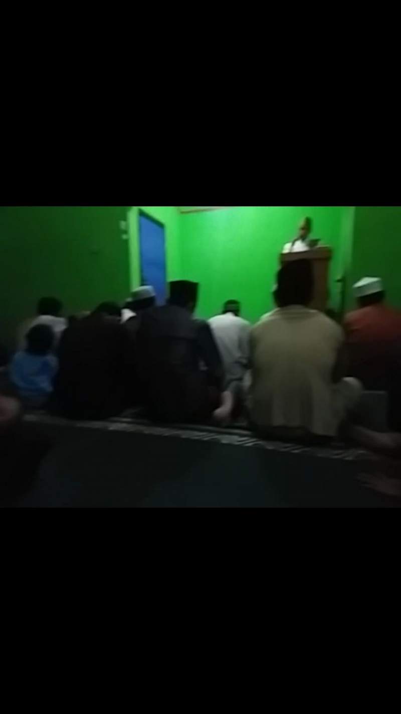 Warga Ciruas, Kabupaten Serang laksanakan sholat gerhana bulan.