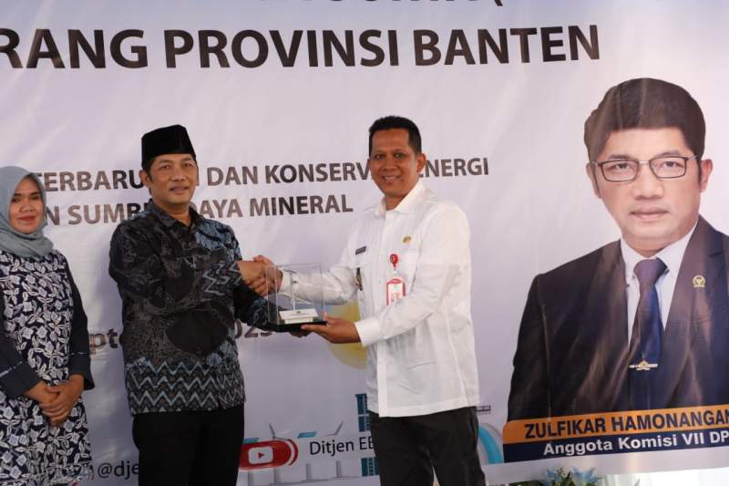 PJ Bupati Hadiri Serah Terima 125 Unit PJUTS dari Kementerian ESDM