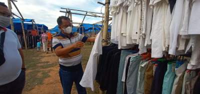 Bupati Serdang Bedagai, Darma Wijaya membeli pakaian bekas di pasar rakyat Sei Rampah.