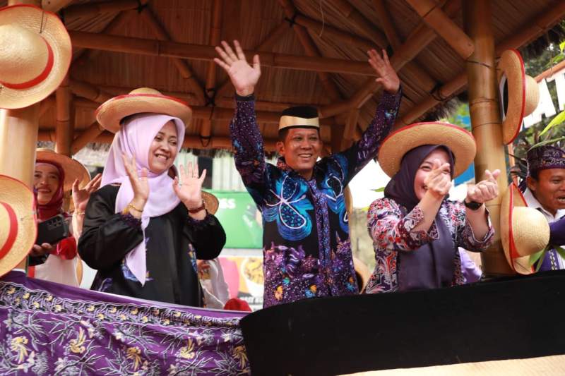 Pemkab Tangerang Meriahkan Pawai Mobil Hias HUT Ke-44 Dekranas di Solo
