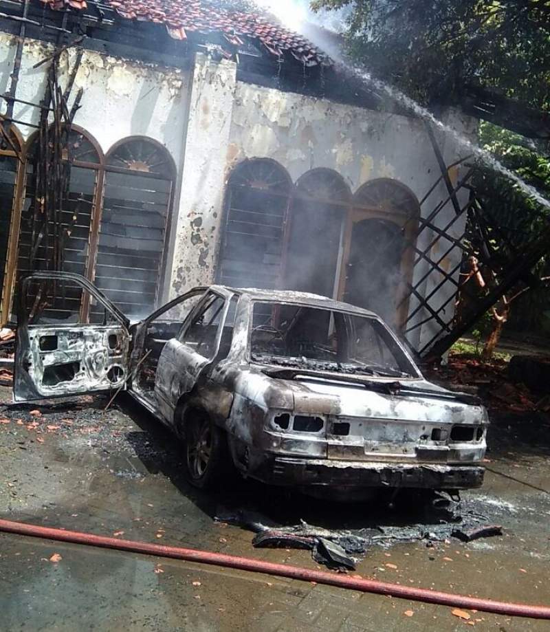 ⁠⁠⁠Mobil Terbakar di Eks Rumah Dinas Camat Curug