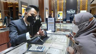 Karyawan The Palace saat melayani pembeli yang mengunjungi grand opening di The Palace, Living World Alam Sutera.