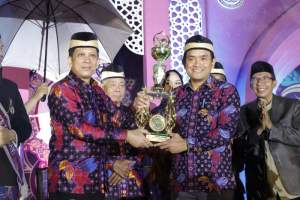 Raih Juara Umum MTQ, Camat Mekar Baru Terima Penghargaan