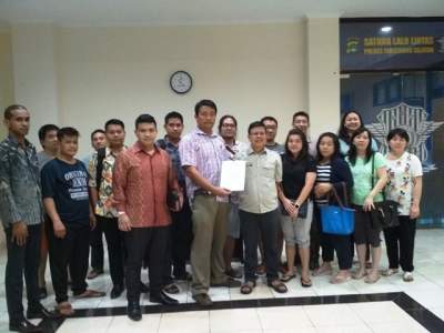 Warga Klaster Karelia Village saat melaporkan Security Paramount Land Gading Serpong di Mapolsek Tangsel.