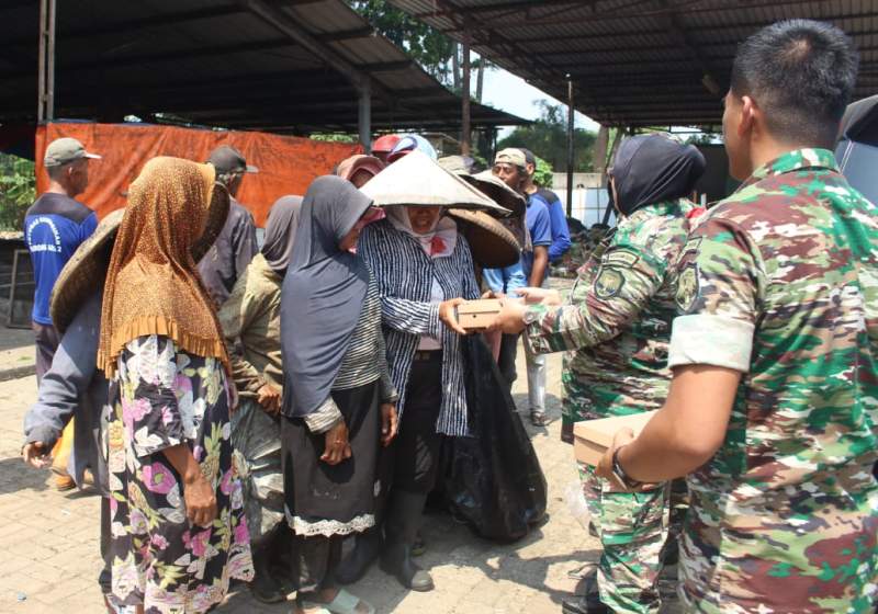 Jum'at Berkah, Kodim 0510/Tigaraksa Berbagai Makanan Gratis