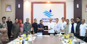 (Foto bersama Anggota Komisi III DPRD Provinsi Banten dengan seluruh Jajaran Direksi PERUMDAM TKR Rabu, 2 Juli 2025 di Aula Tirta Kantor Pusat PERUMDAM TKR)