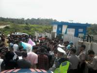 Dinilai Tidak Aspiratif Dan Meresahkan Warga, Puluhan Masyarakat Tiga Desa&nbsp; Geruduk&nbsp; PT KMS