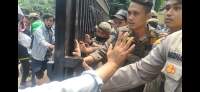 Suasana Demo di DPRD Tangsel