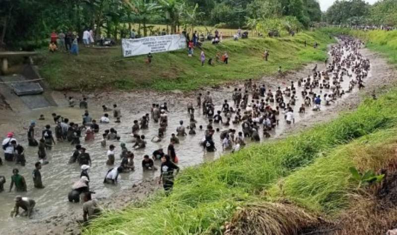 Peringati Hari Pahlawan Gardu Ganjar Ajak Warga Ngala Lauk di Solear