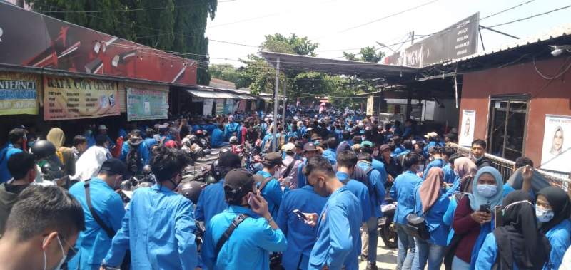 Tampak Mahasiswa Unpam bersiap menuju istana Negara dan DPR RI untuk menyampaikan terkait Omnibuslaw. (ft by Doni)