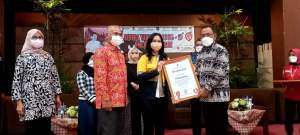 Walikota Cilegon Helldy Agustian memberi cindera mata kepada VP Human Resources &amp; External Affairs PT. NS Bluescope Indonesia Pitauli Siahaan yang mensuport penanganan pandemi Covid-19 di Kota Cilegon.