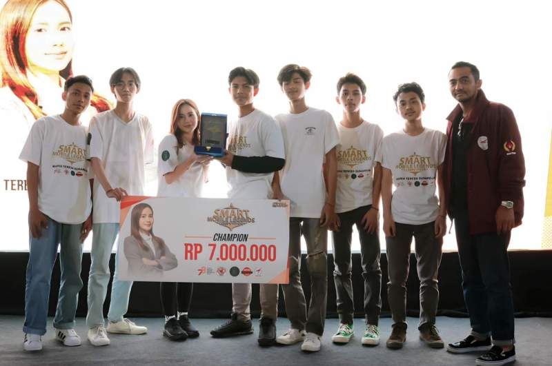 Maria Teresa Suhardja didampingi Ketua AVGI Banten, Ahmad Syawqi, menyerahkan tropi dan uang pembinaan kepada juara kompetisi mobile legend di GOR Ciputat.