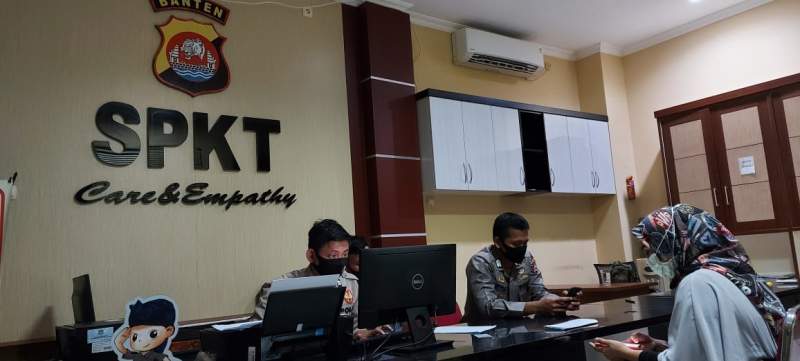SI saat membuat laporan ke Polda Banten, Selasa (21/7/2020).