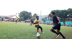 Penyerang 7 FC, Rishadi Fauzi berusaha lewati hadangan legiun asing Arkha Mandiri, Emeka.