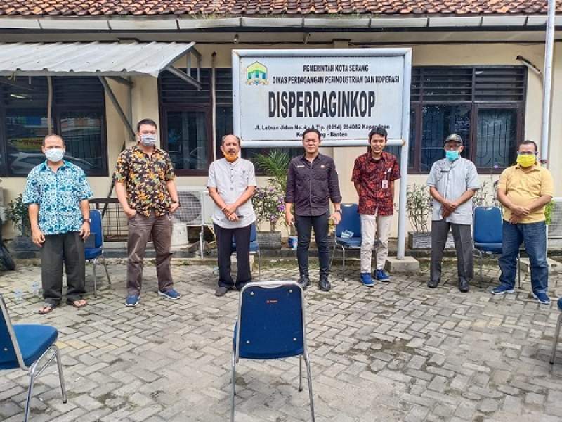 Anggota Komisi II DPRD Kota Serang Nur Agis Aulia di dampingi Kepala Dinas Disperindagkop Kota Serang Yoyo Wicahyono