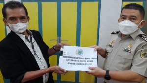 Anggota Komisi l DPRD Tangsel, Aminudin serahkan berkas data PTSL ke perwakilan BPN Tangsel, Sugiyadi.