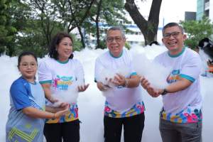Gerimis Tak Surutkan Ribuan Peserta Meriahkan Tangsel Color &amp; Bubble Run 2024