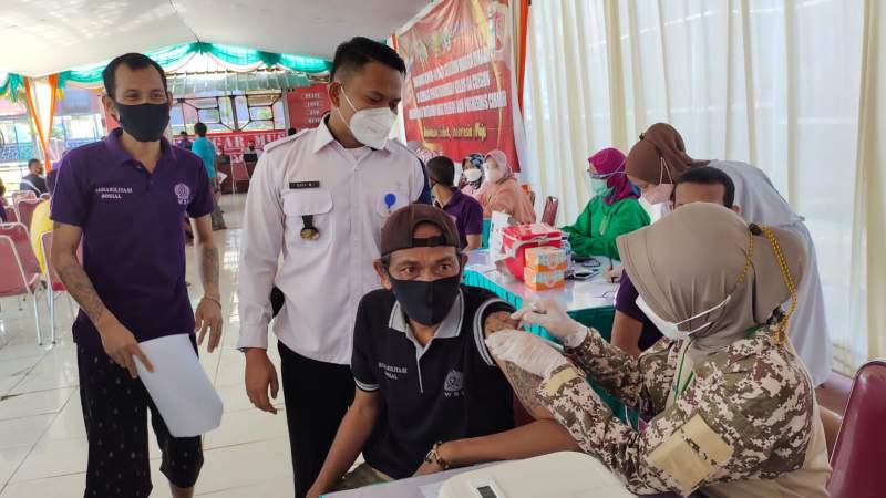 Salah satu warga binaan saat hendak disuntik vaksin dosis kedua di Lapas Kelas IIA Cilegon, Rabu (22/9/2021).