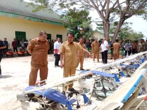 Bupati Serdang Bedagai, Darna Wijaya didampingi Kadis Pertanian, Dedy Iskandar serahkan bantuan  alat mesin pertanian kepada kelompok tani.