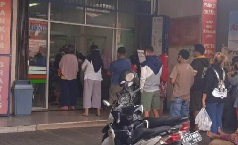 Antisipasi Covid-19, Warga Serbu Apotik-apotik di Ciledug