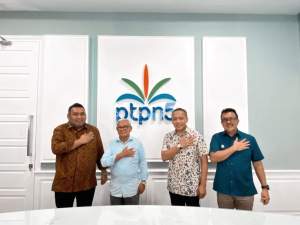 Dirjenbun sekaligus Komisaris PT V Andi Nur Alamsyah berfoto bersama Komisaris Utama PTPN V, Fauzi Yusuf serta CEO PTPN V, Jatmiko Santosa didampingi SEVP Business Support PTPN V, Rurianto. (istimewa)