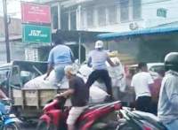 Ballpress Ilegal Tangkapan Bea dan Cukai TBA Dijarah Puluhan Warga