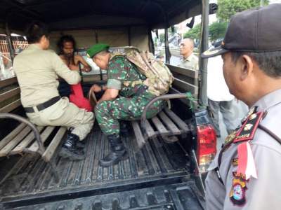 Koramil dan Dinas Pol PP Kota Serang mengamankan orang gila