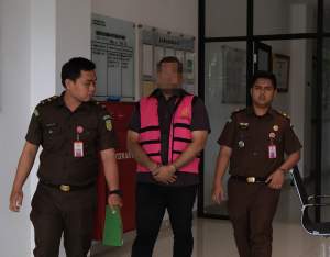 Tersangka Perpajakan SHK saat digiring ke Kejaksaan