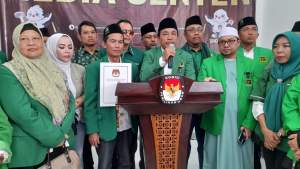 Ketua DPC PPP Tangsel Tri Susanto usai mendaftarkan 50 Bacalegnya di KPU Tangsel.