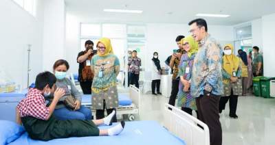 Sekda Tangsel, Bambang Noertjahjo saat menghadiri gelaran khitanan massal oleh DWP di RSU Pondok Aren.