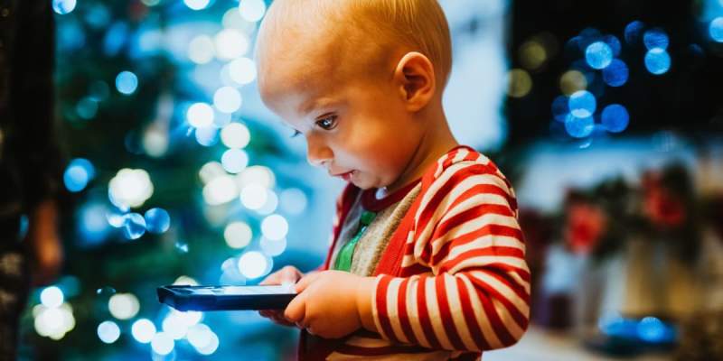 Ilustrasi seorang anak menggunakan smartphone. (Pixabay)