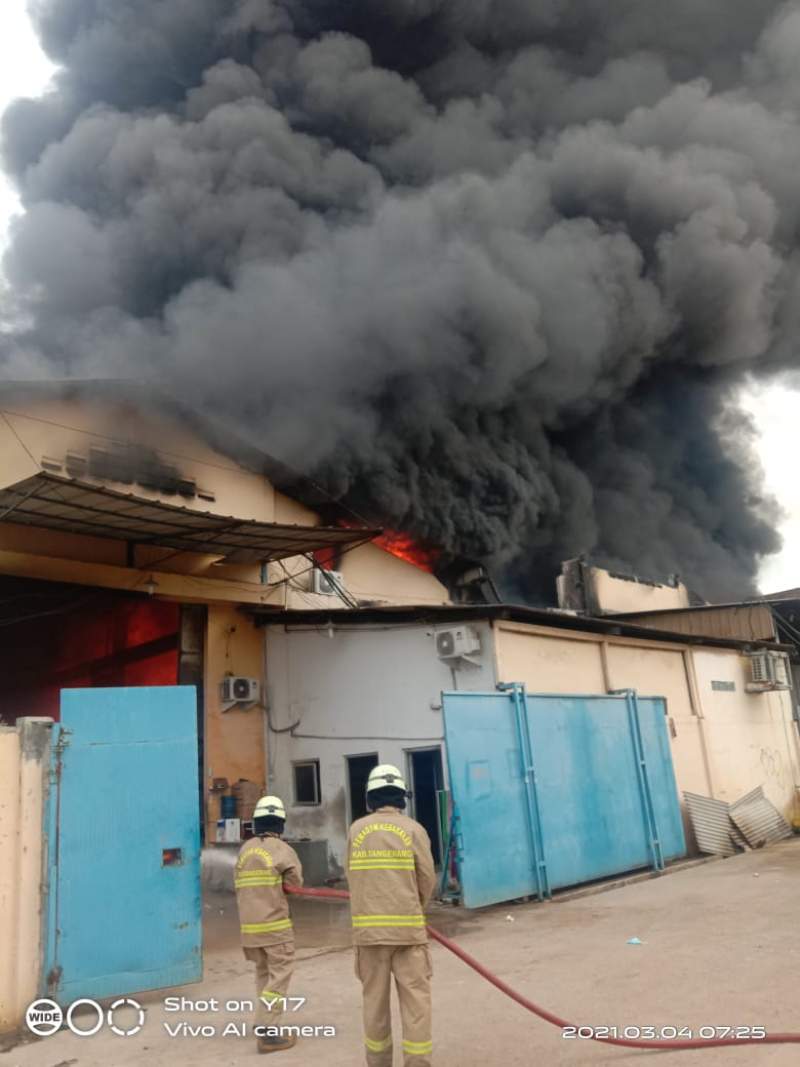 Pemadam Kebakaran berusaha memadamkan kebakaran di kawasan Dadap, Kamis (4/3/2021).