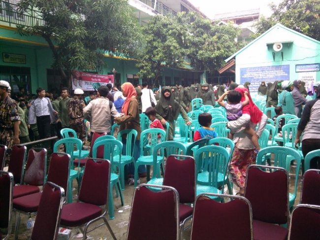 Para Santri Berhamburan Saat Hatta Rajasa Memberikan Sambutan