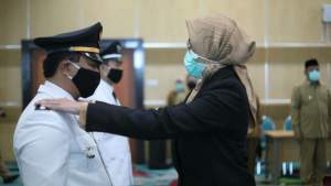 Airin Rachmi Diany saat lantik sejumlah pejabat Pemkot Tangsel.