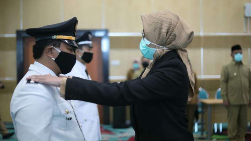 Airin Rachmi Diany saat lantik sejumlah pejabat Pemkot Tangsel.