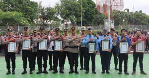 Kapolresta Bandara Soetta Berikan Penghargaan Kepada Anggita Asvec Dan Sopir Taksi