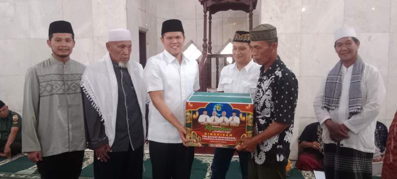 Wakil Bupati Serdang Bedagai, Adlin Umar Yusri Tambunan serahkan bingkisan saat menggelar safari Ramadhan.